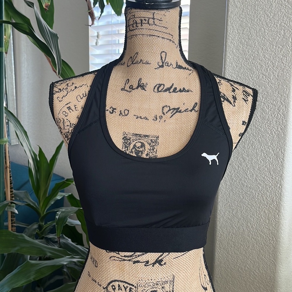 Pink Victoria Secret Sports Bra 
Gently used. Excellent condition 
Size M